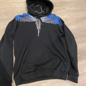 Marcelo burlon  - Säljer min marcelo burlon hoodie som är storlek s men sitter lite pösigt så den passar även m 
