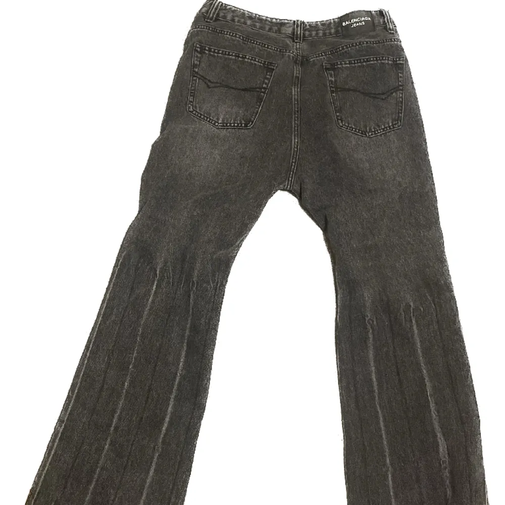 Balenciaga flared jeans. Storlek S vilket ungefär är storlek 32.  Om mina priser känns fel så är det bara skriva så kan vi kanske komma fram till något.. Jeans & Byxor.