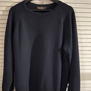 Oscar Jacobsson tröja - Tja, tänkte sälja min sköna Oscar Jacobsson tröja eftersom att den inte kommer till användning. Tröjan är i ull och är en S men just denna tröja är stor i storleken så den passar M också. Jag har vanligtvis M. Pris kan diskuteras