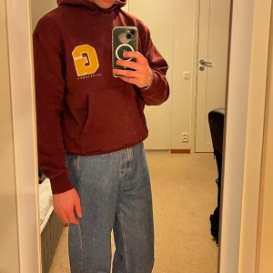 Jack & Jones hoodie - Vinröd hoodie frånt Jack and Jones, inte mycket använd. Hämtas i Göteborg eller skickas mot fraktkostnad.