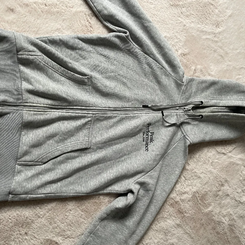 Säljer denna snygga gråa peak tröjan då den är för liten. Skicket är mycket bra och storleken är M, köpt för 1400kr.. Hoodies.