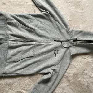 Säljer denna snygga gråa peak tröjan då den är för liten. Skicket är mycket bra och storleken är M, köpt för 1400kr.