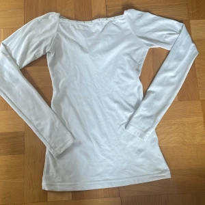 Karisma titta top 💗 - Säljer min jättefina vita titta top från karisma i storlek Child XL, men passar up till xs enligt mig🤩 Knappt använd och i jättefint skick, med alla diamanter kvar! Lite nopprig i armhålorna men det är verkligen inget som man tänker på😍 