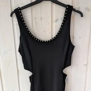 Superfint svart klänning med strass i nyskick 