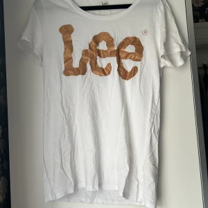 Lee T-shirt  - Liten i storleken  Inte mycket använd