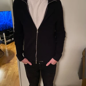 Full zip - Full Zip från Jack & Jones  Storlek S