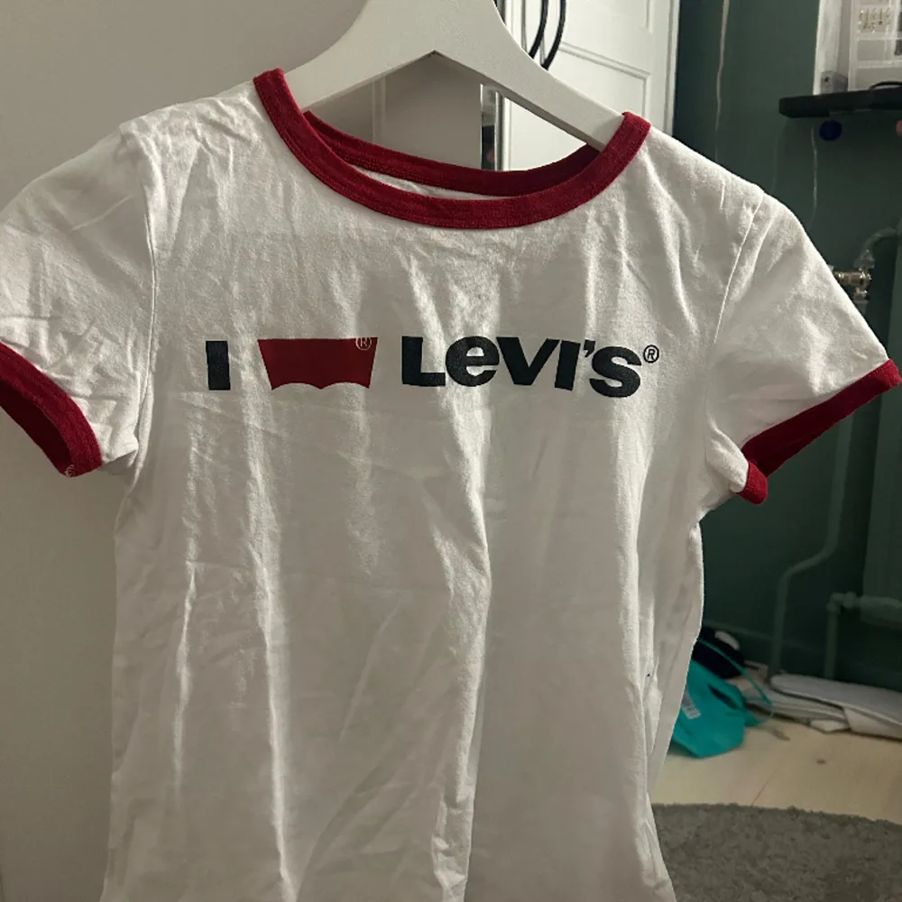 En vit Levis t-shirt köpt för 399kr. Använd ett par gånger. Men fortfarande bra skick. Storlek 158cm men passar XS❤️. Tröjor & Koftor.