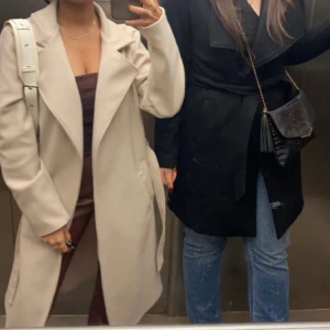 Beige kappa - Säljer denna super snygga beigea kappan som är köpt från missäy i Göteborg 🫶🏽 Den är Sparsamt använd ☺️