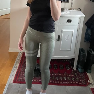 Stronger Träningstights  - Knappt använda eftersom de är lite för små för mig