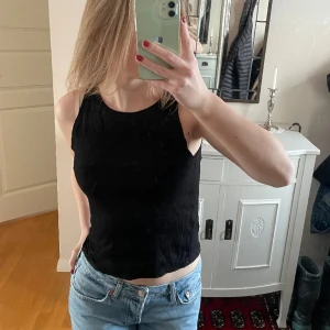 Svart linne - Lite för stor för mig. Material 3 bilden