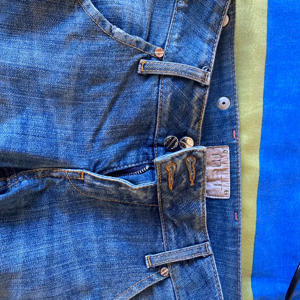 Assnygga lowwaist jeans med tight passform! Går att sy om till bootcut!!. Jeans & Byxor.
