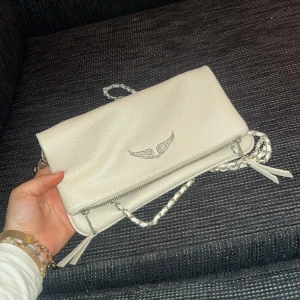 Zadig och voltaire väska  - Jag har köpt min Zadig väska i spanien. har inte använd den någon gång och det är derför jag väljer att sälja den.