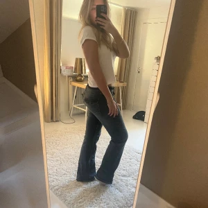 Jeans  - Lågmidjade jeans från H&M, inga defekter eller skador ❤️