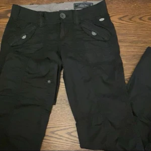 Lågmidjade Cargobyxor - Skit snygga EDC by esprit byxor som e lågmidjade och bootcut med fräna detaljer