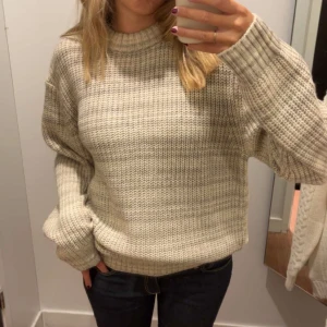 Stickad tröja - Stickad tröja från HM som aldrig använts av mig, så helt i nyskick🫶