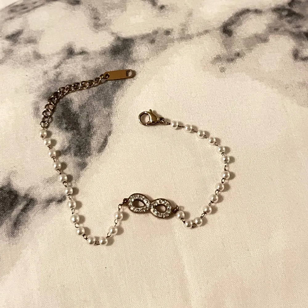 Supergulligt armband med evighetssymbolen och små pärlor, knappt använt! Köpt på Kreta för några år sedan! Kontakta mig innan ni använder köp nu🥰. Accessoarer.