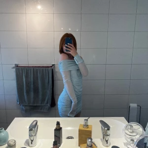 sommarklänning - säljer min jäääättefina klänning jag hade på avslutningen i 9an💞💞 säljer då jag inte kommer använda den mera💞 köpt på gina i storlek S💓 formar kroppen jättebra!!