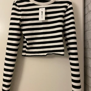 Långärmad topp - Superfin croped tröja som aldrig har används. Lappen är kvar.