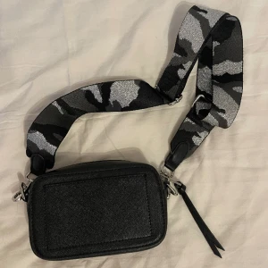 Gina väska 💓 - Superfin handväska från Gina Tricot🙌🏻 Väskan är i mycket bra skick och använd fåtal gånger!