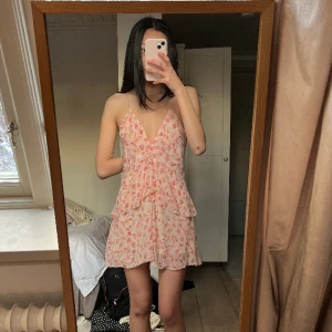 Klänning - Ny uppladdning för gratis frakt, kolla min profil för med info