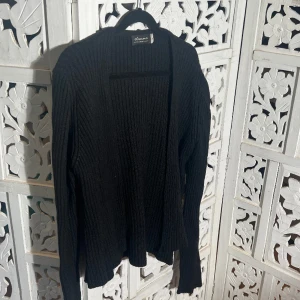 Svart kofta - Svart kofta i ett stickat material! 🩶🖤