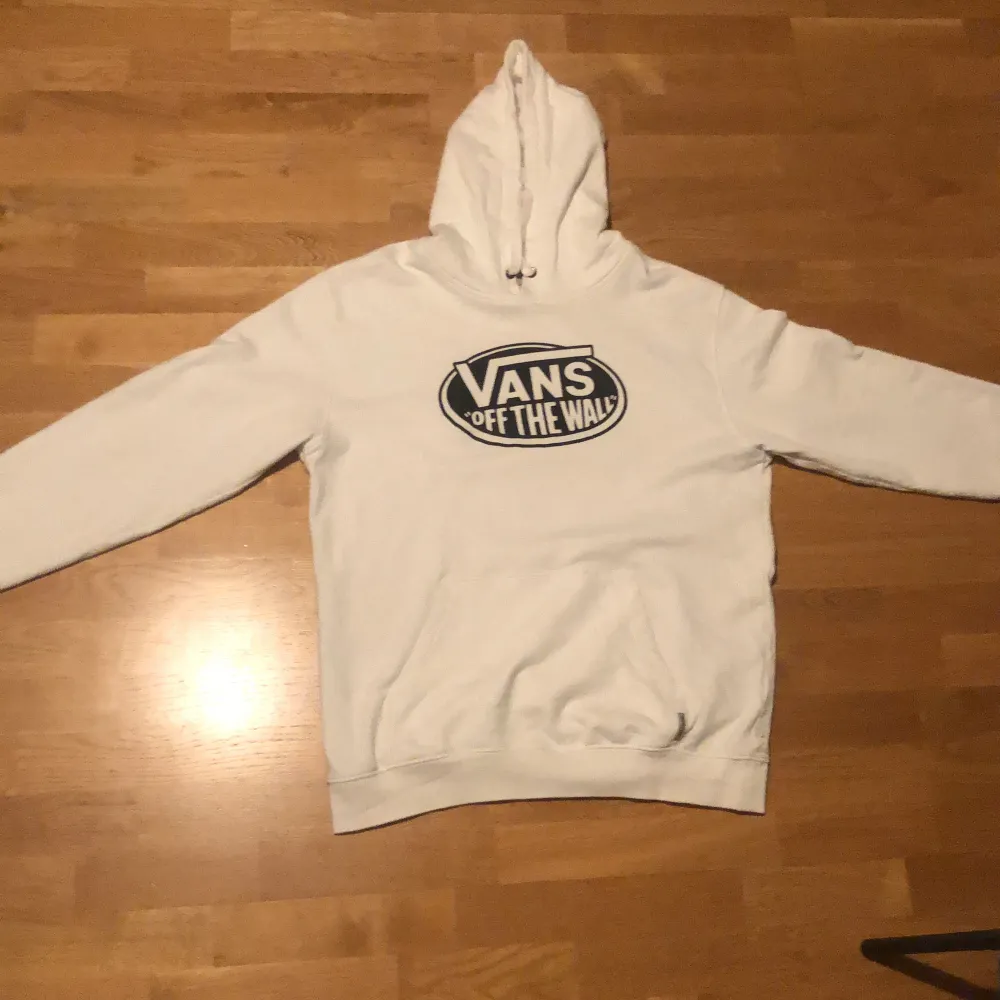 Helt oanvänd Vans hoodie inköpt för cirka 800kr på Intersport. Regular fit. Storlek XL men passar mig som är L. Hoodies.