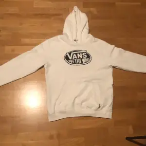 Helt oanvänd Vans hoodie inköpt för cirka 800kr på Intersport. Regular fit. Storlek XL men passar mig som är L