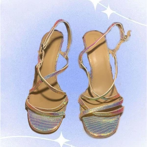 Multifärgade glitter högklackade skor - Märke: & other stories   Storlek: 38/39  Skick: använda en gång, men har slitningar på botten.  Perfekta för fest och högtider!  Skriv vid intresse samt för fler bilder eller information <3