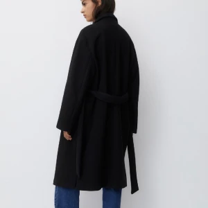 Pull and bear kappa - Säljer min svarta kappa ifrån pull and bear. Använt fåtal gånger så den är som i nyskick. Den kommer inte till användning längre. Nypris var 559kr.