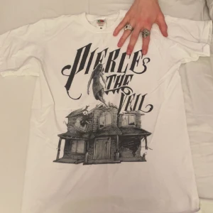 ptv tshirt - jätte emo ptv tshirt i jätte bra skick🔥strlk S