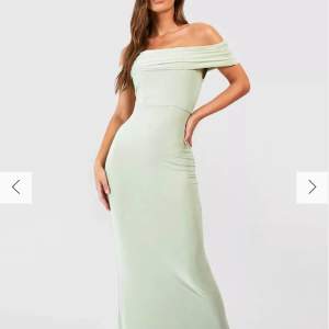 Säljer denna fina klänning från boohoo! Den köptes sommaren 2023 men aldrig använd. Storlek 38! En fin pastell grön färg, offshoulder klänning! Hör av er för mer frågor!💓💘