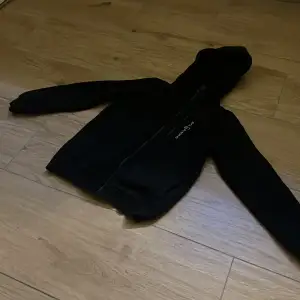 En svart zip hoodie i bra skick, anledningen till att jag säljer är för stt jag växte ut den. Kontakta mig om du är intresserad!