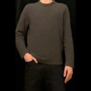 Massimo Dutti Kashmir Tjocktröja - Säljer nu denna kashmere tjocktröjan från Massimo Dutti | Ny skick använd 2 gånger | Skriv till mig för fler bilder eller funderingar🤩