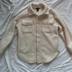 Jacka/skjorta i teddymaterial  - Jacka/skjorta från Lindex i storlek S. Färgen är krämvit. Använt Max 3 gånger, som ny. 