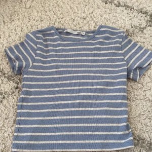 Blå randig t-shirt  - En blå randig t-shirt ifrån lager 157 och är i storleken S🤍💙 Andvänd ganska många gånger men är i bra skick⭐️