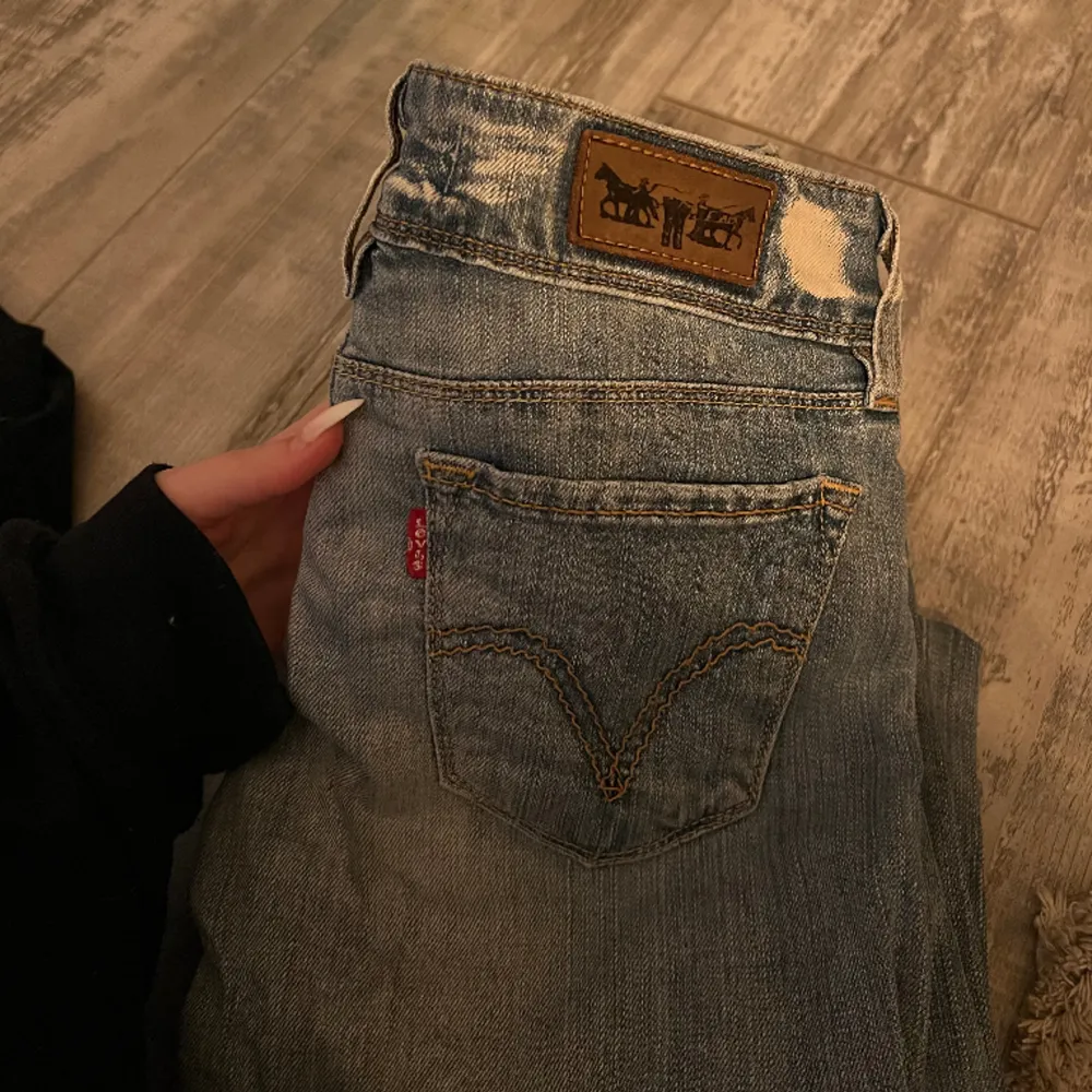 Snygga lågmidjade jeans från Levis, dessvärre för små för mig ❤️. Jeans & Byxor.