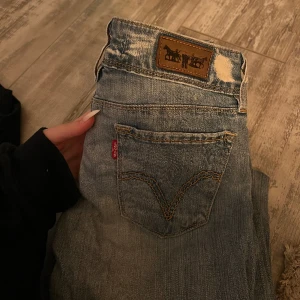 Lådmidjade jeans - Snygga lågmidjade jeans från Levis, dessvärre för små för mig ❤️