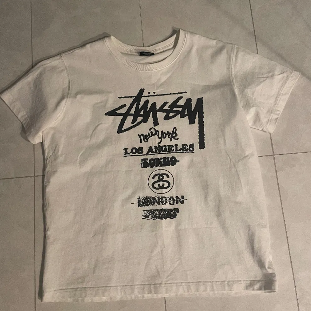 Äkta world tour stüssy t-shirt som jag köpte men passade inte mig. Org pris ~1500. Använd max 5 gånger med inga defekter! . T-shirts.