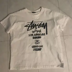 Äkta world tour stüssy t-shirt som jag köpte men passade inte mig. Org pris ~1500. Använd max 5 gånger med inga defekter! 