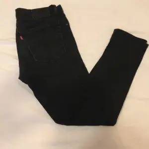 Svarta/marble jeans från Levis. Tvättade 3 ggr. Storlek 31/32.