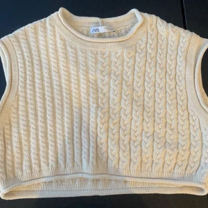Zara stickad tröja  - Säljer denna super fina stickade tröjan från zara som är super snygg till ett par skinnbyxor och går att matcha till mycket!❤️