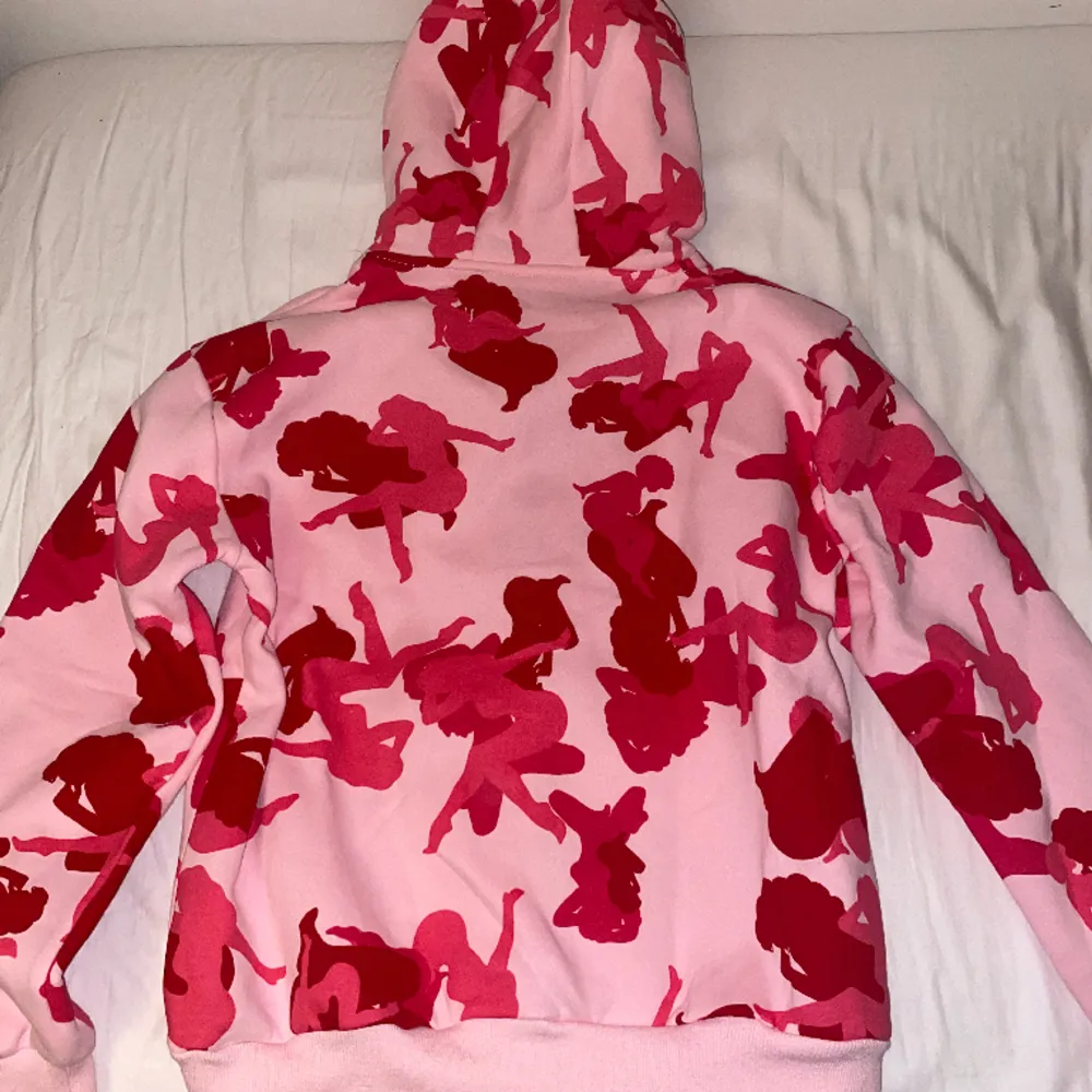 Jätte snygg hoodie från named collective!Oanvänd och är i god skick! Väljer att sälja den då den inte kommer till användning💗. Hoodies.