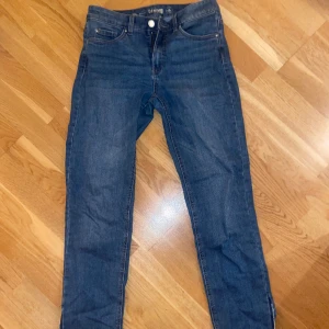 Blå lågmidjade jeans ifrån Lindex - Jeansen har en liten slits längt ner, bra skick