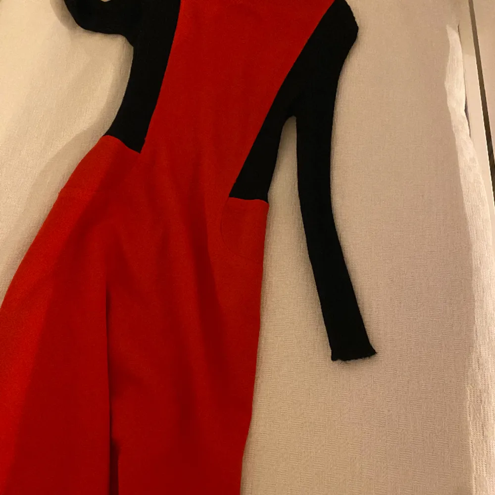 Super cool klänning från Italien 1969-1970 den har endast blivit provad men har blivit liggande i en garderob. Den är så otroligt skön och passar perfekt till en liten cocktail med vänner😙, den kliar ej pris kan absolut diskuteras. Klänningar.
