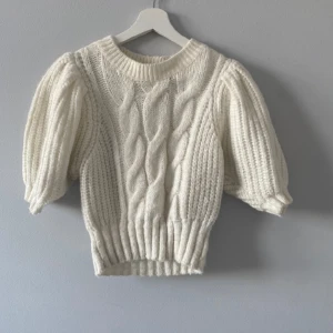 Kortärmad stickad tröja - Säljer denna gulliga tröja då den inte kommer till användning🥰Kontakta mig för fler bilder💕