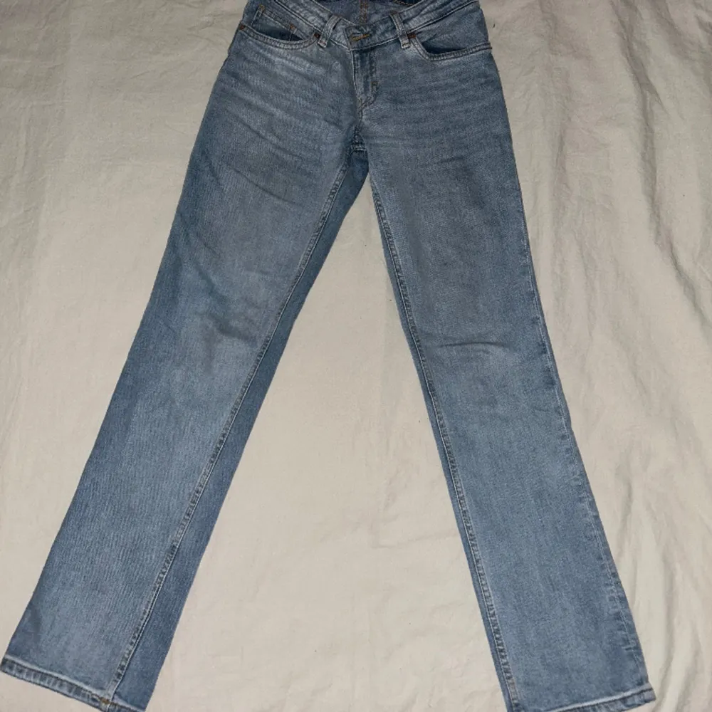 Jag säljer mina low waisted jeans från monki då de inte kommit till användning, endast använt ca 5 ggr, alltså toppenskick. Pris går alltid att diskutera!  W26 och passar i längden för mig som är ca 160 cm. . Jeans & Byxor.