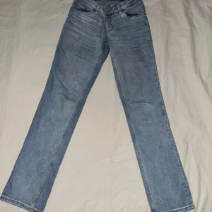 Low waisted straight jeans  - Jag säljer mina low waisted jeans från monki då de inte kommit till användning, endast använt ca 5 ggr, alltså toppenskick. Pris går alltid att diskutera!  W26 och passar i längden för mig som är ca 160 cm. 