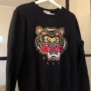 KENZO tjocktröja/ sweatshirt  - KENZO tröja  Storlek M  Väldigt fint skick, inga tecken på användning