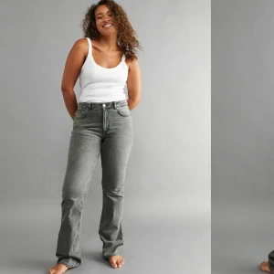 Gråa jeans  - Säljer några av mina favorit jeans för att dem har blivit försmå, dem är i bra skick förutom att jag klippt dem i längden pga att de var långa. Jag är 166 men de är fortfarande för långa så skulle säga att de passar 170 eller så kan du klippa mer/sy💗