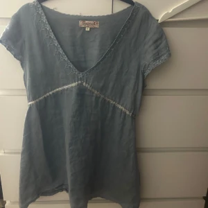 Blus  - En jättefin blå grön blus. Säljer för att den är för liten💗